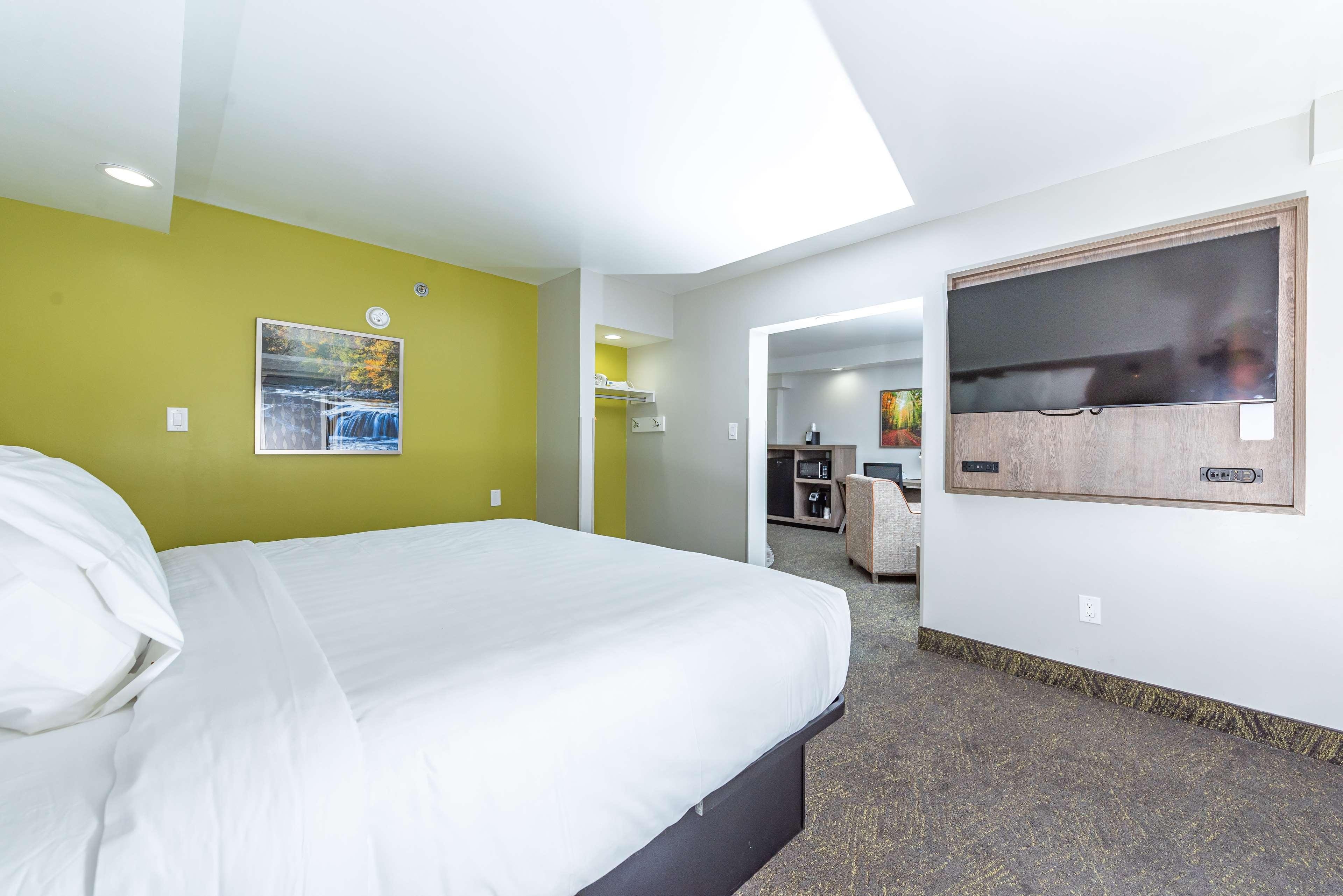 جناح بسرير كينج بشرفة بحوض جاكوزي، Best Western Plus Apple Valley Lodge Pigeon Forge 3/6