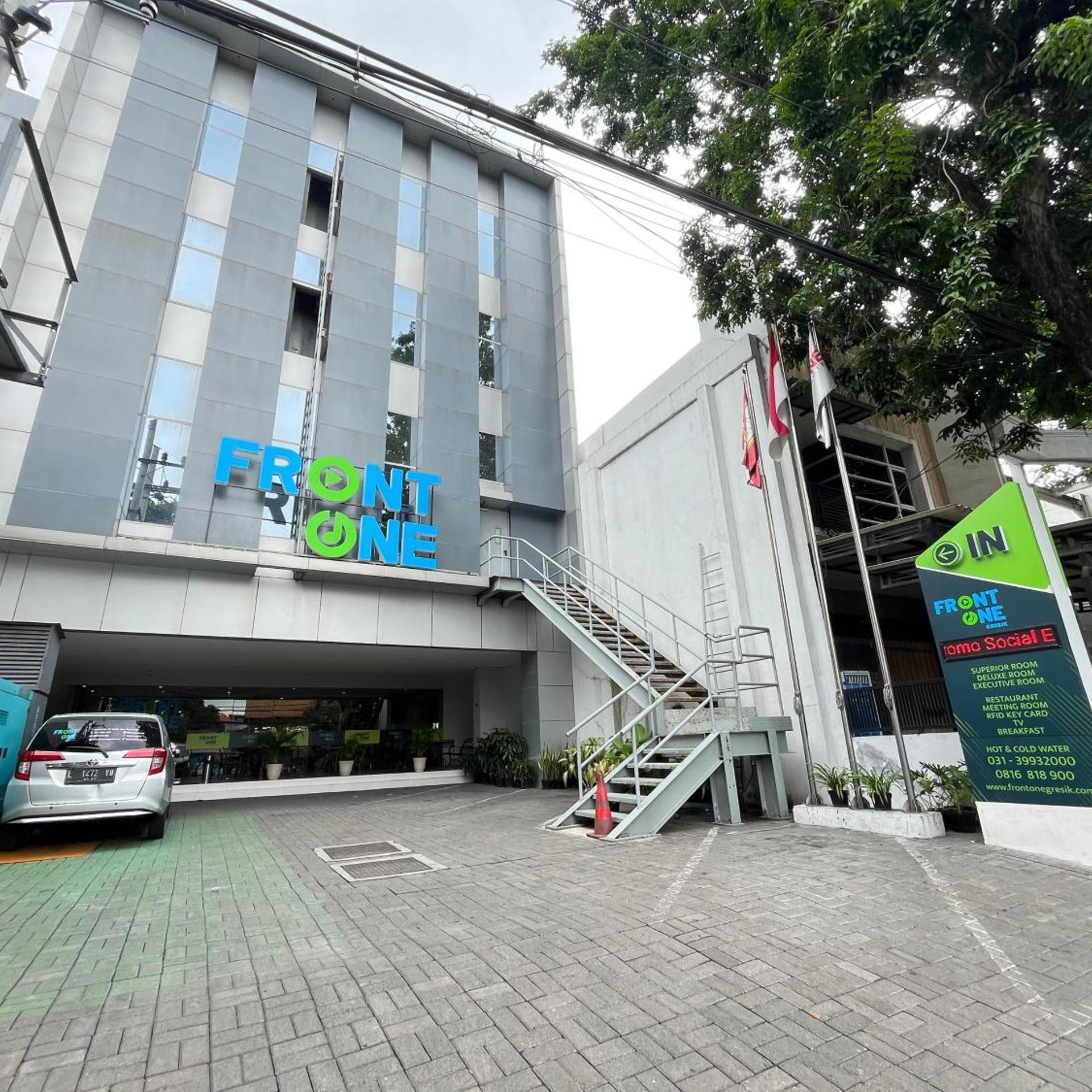 Front One Hotel Gresik 22/25