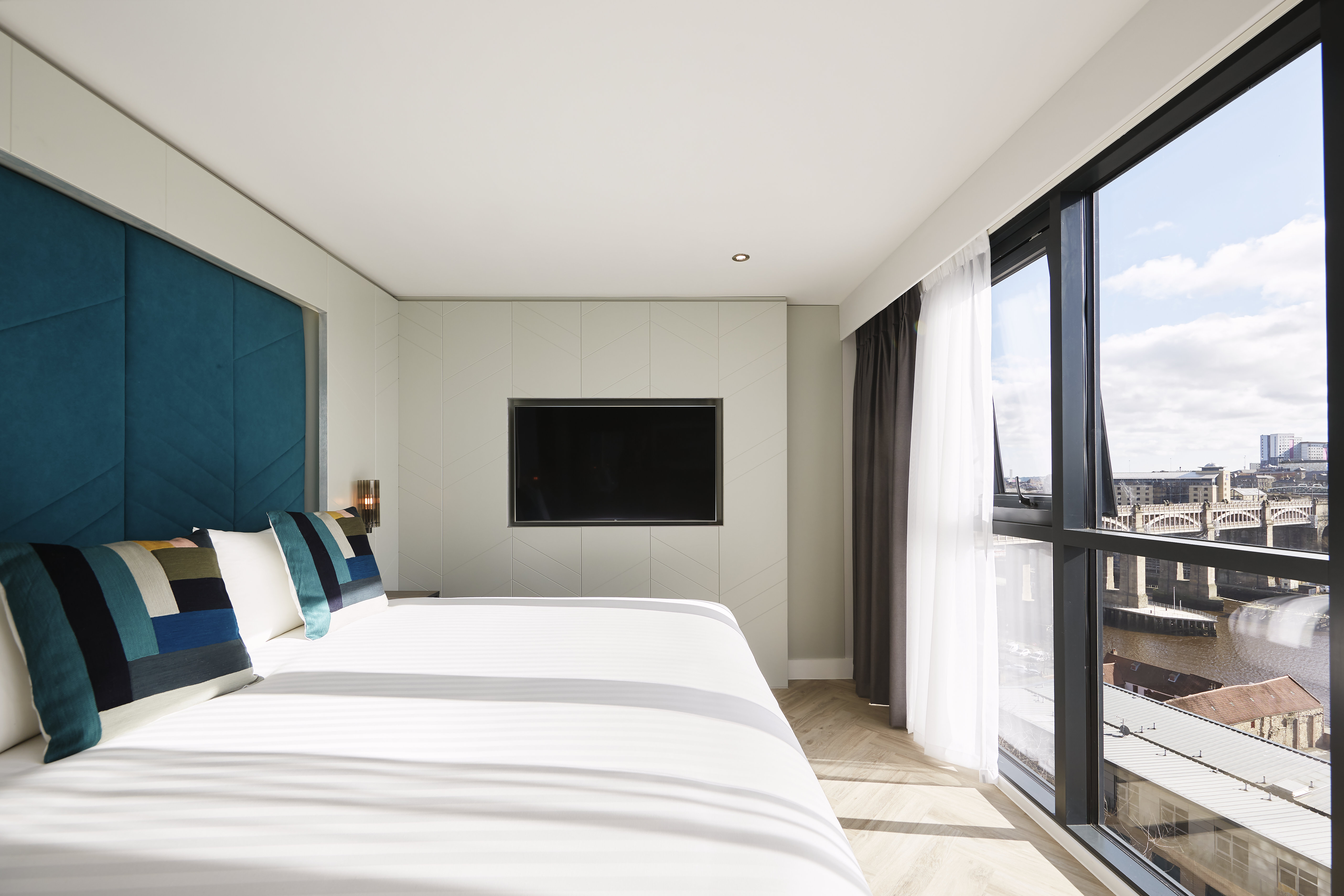 Roomzzz Newcastle 26/68
