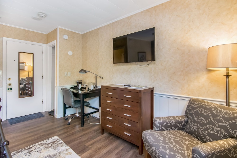 Grey Fox Inn Resort 4/66