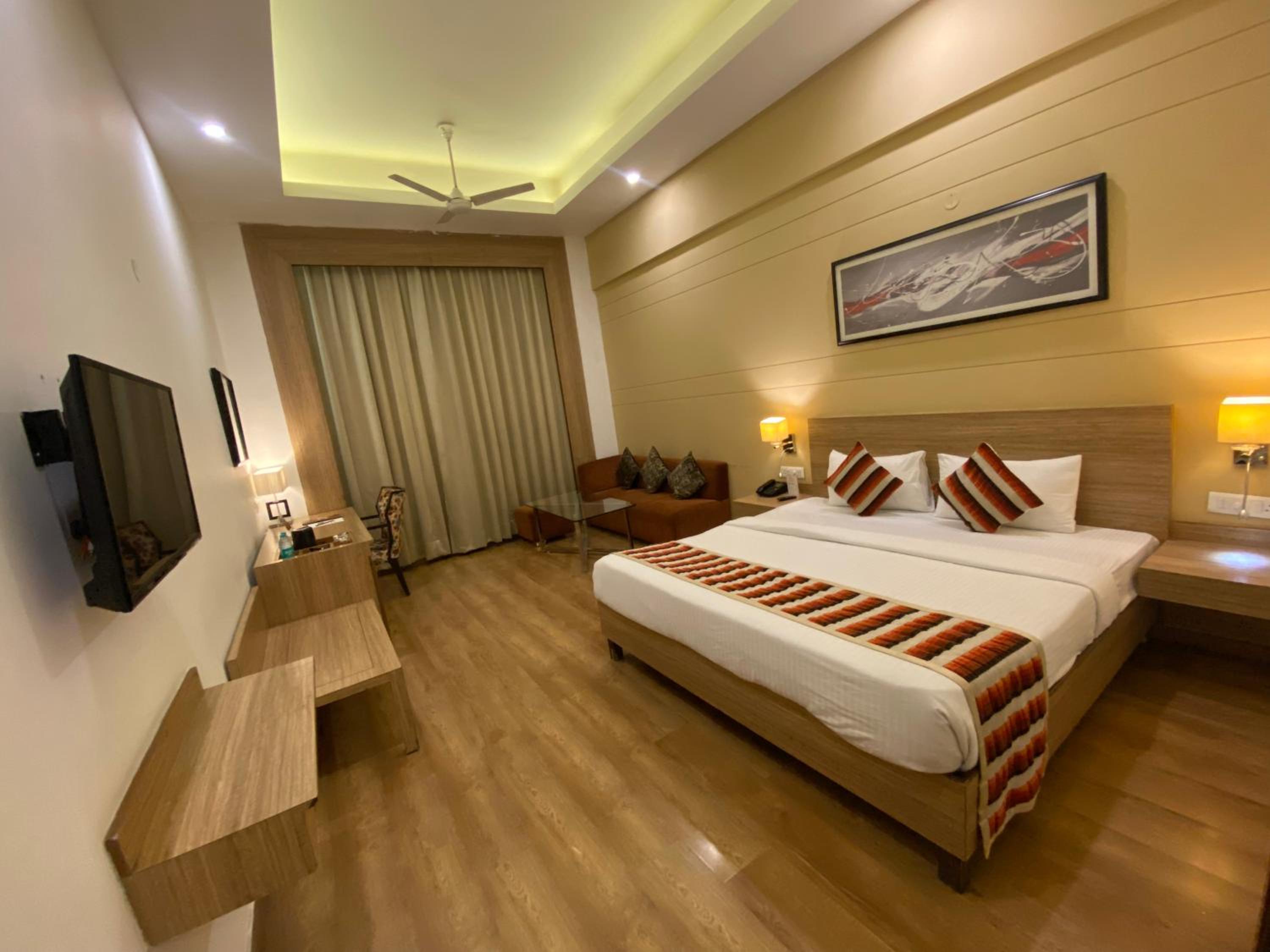 Hotel K.C. Cross Road 13/50