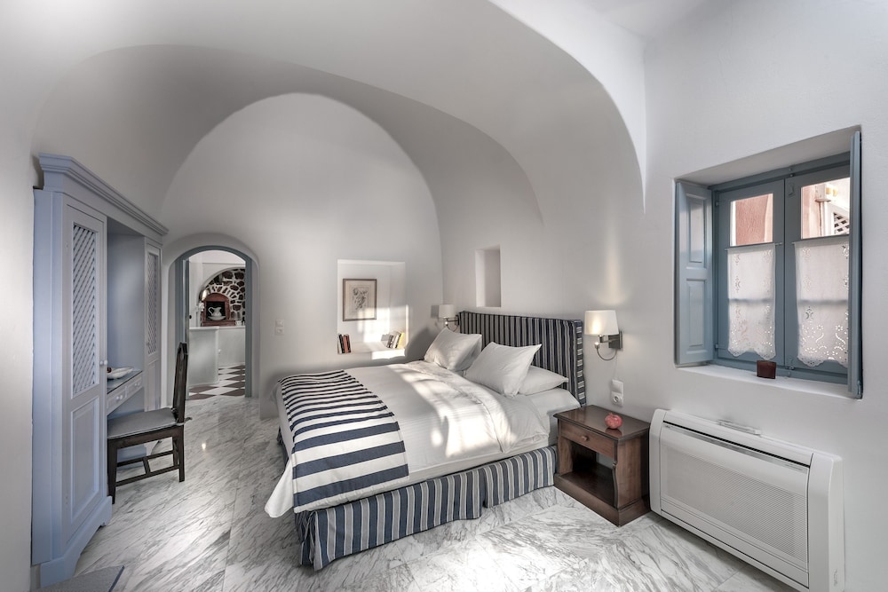 AUTHENTIC, RESIDENCE, QUEEN BED, SOFA