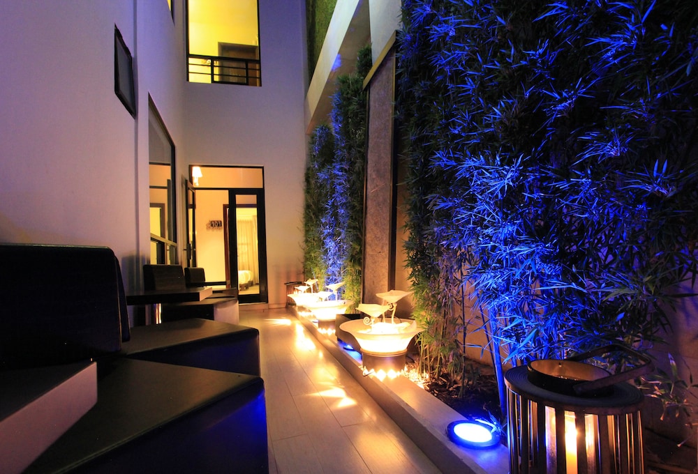 Plaza Gallery Hotel & Boutique 66/70