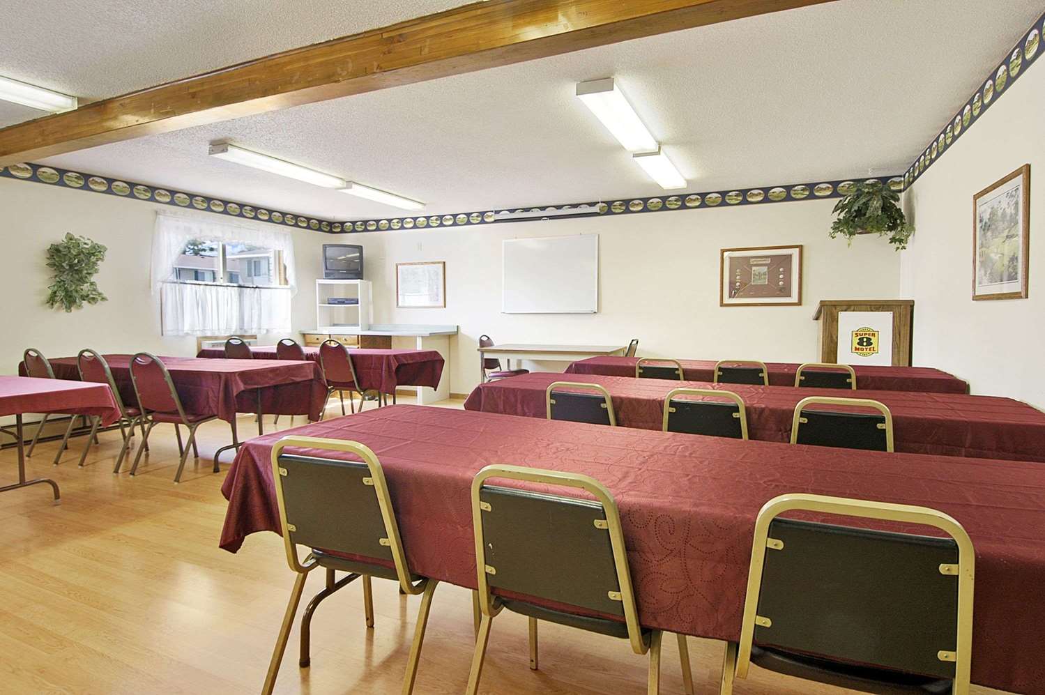Iron Mountain Inn & Suites MI US 2 12/13