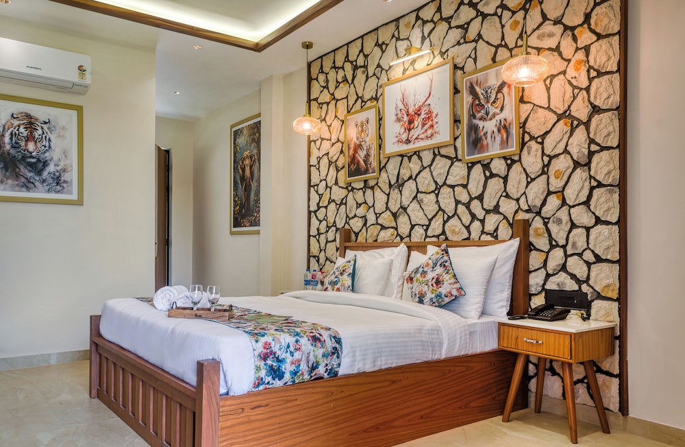 CORBETT MACHAAN RESORT 12/50
