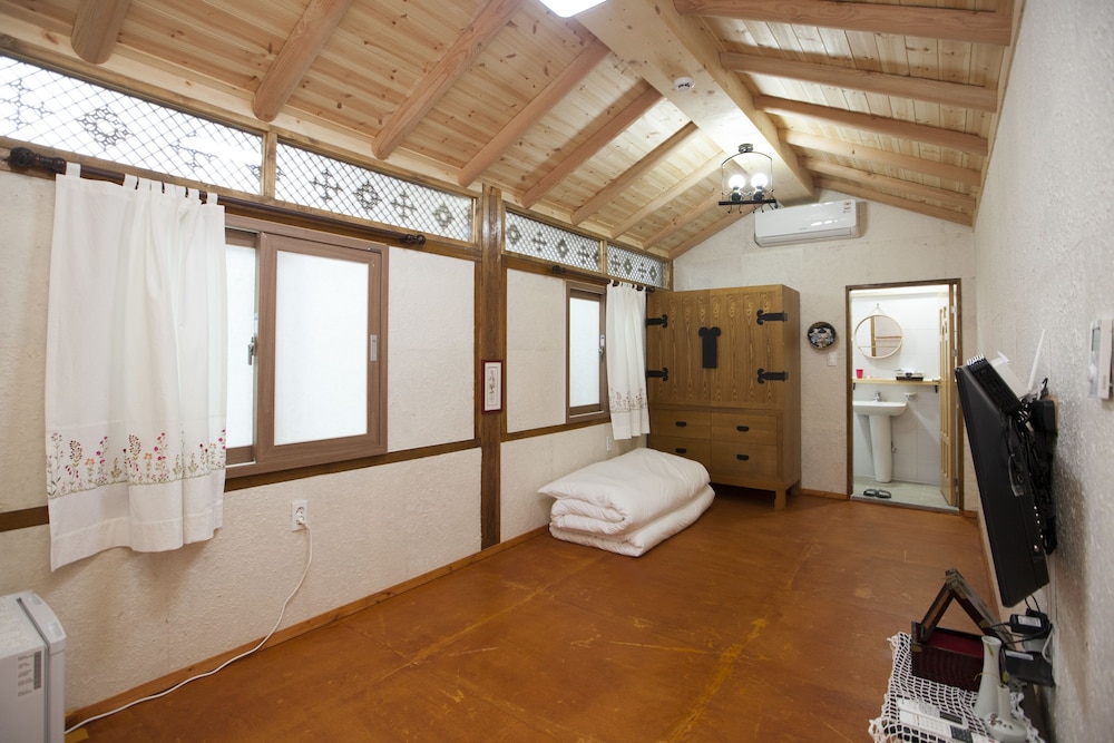 The Hanok 78/100