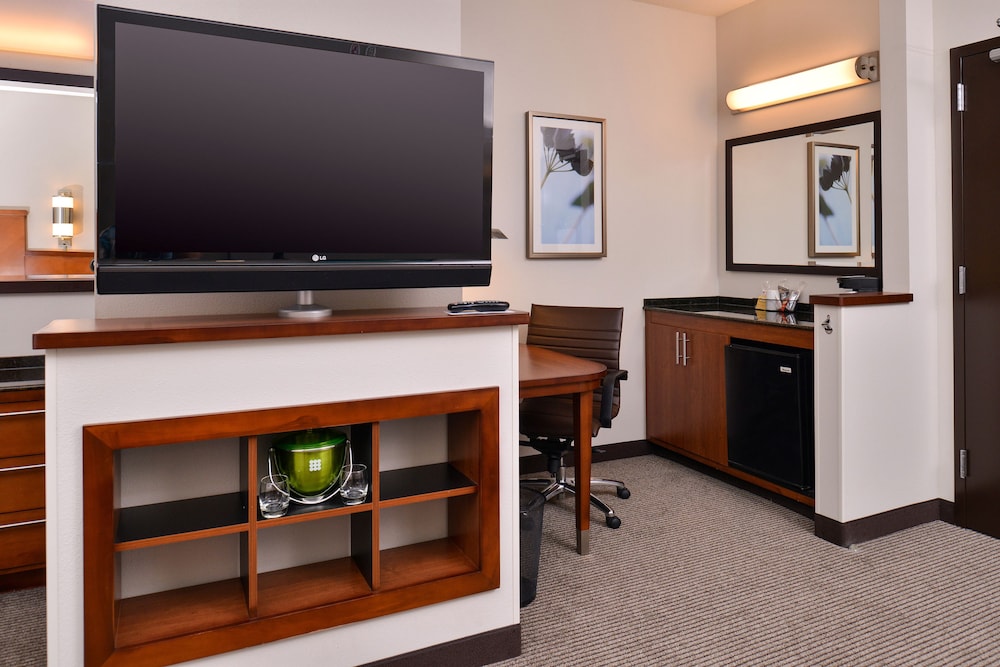 Hyatt Place Garden City 65/69