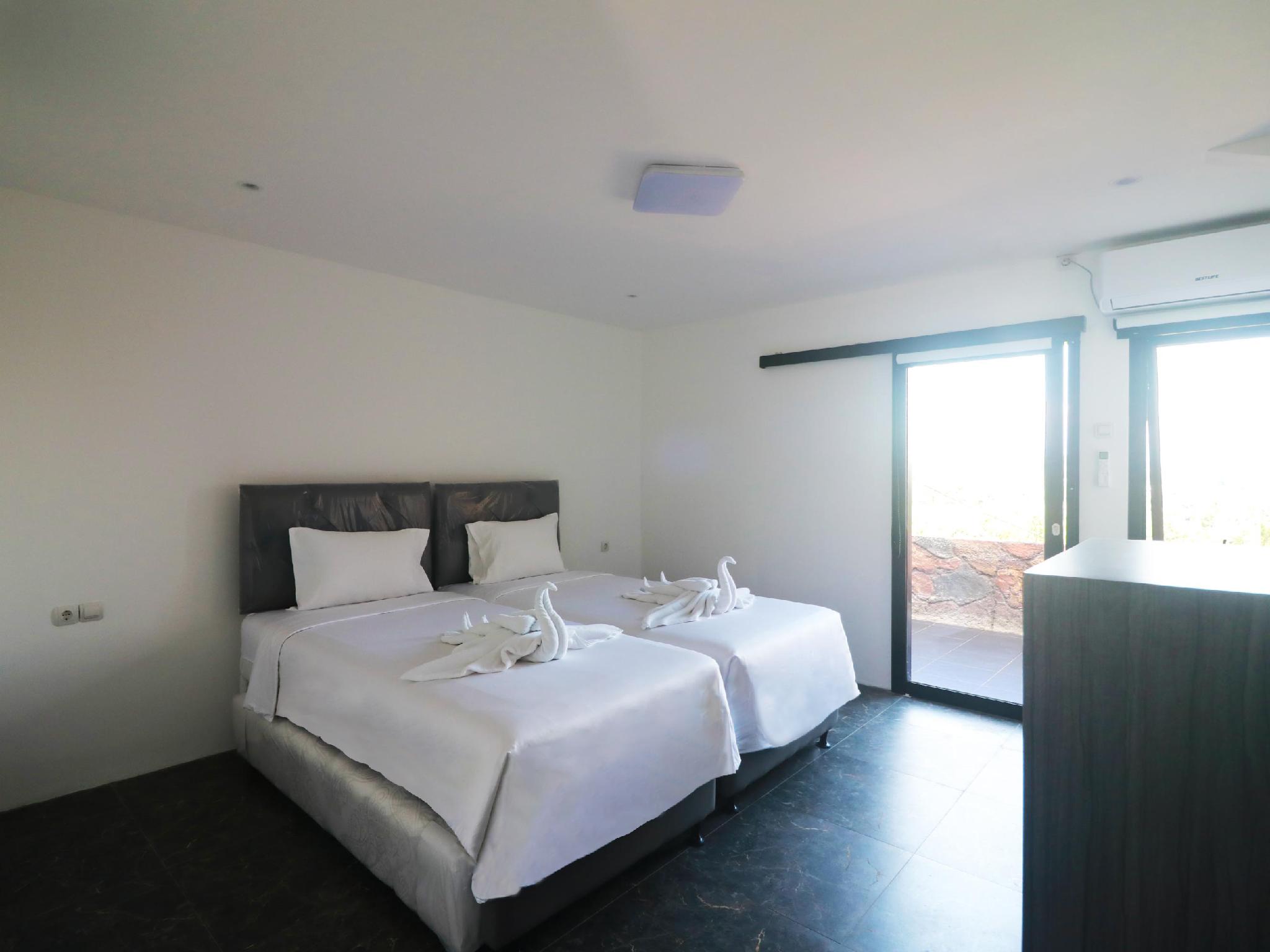 Cave, Junior Suite, Balcony