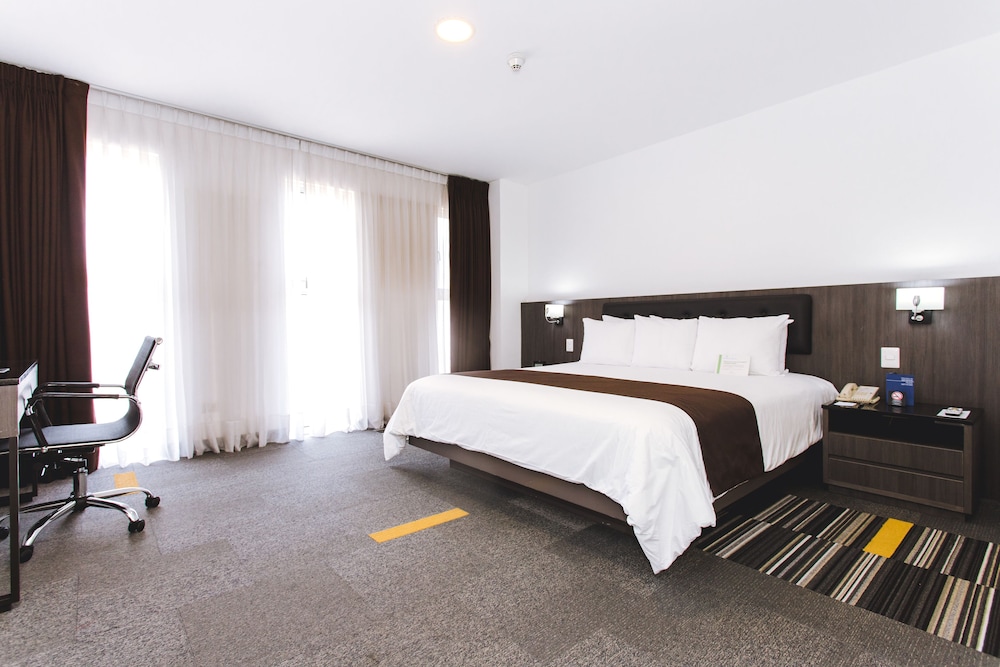 غرفة سوبيريور بسرير كينج، Wyndham Costa del Sol Lima Airport 3/5