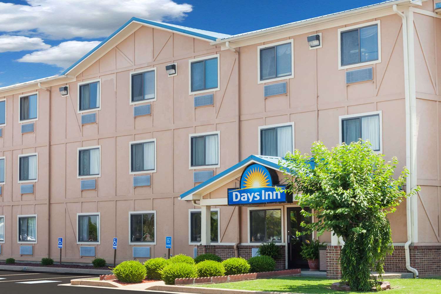 Days Inn By Wyndham Dyersburg 1/6