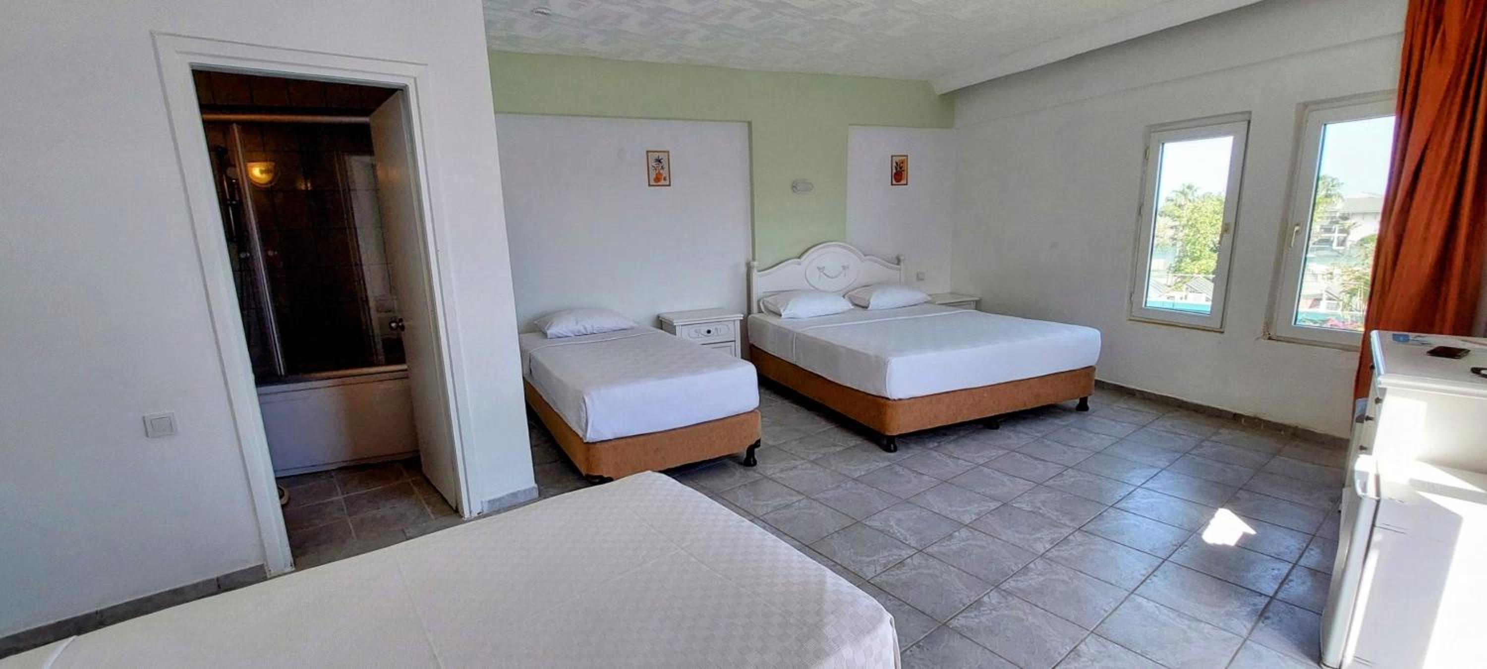 Room, Quadruple 3/9