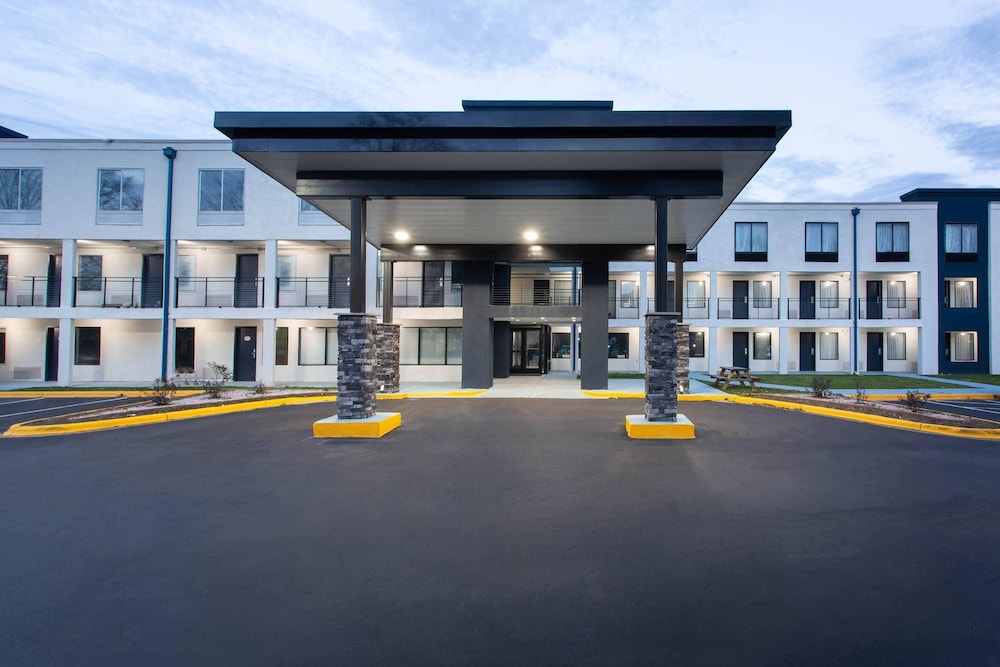 Clarion Pointe Charlotte 54/57