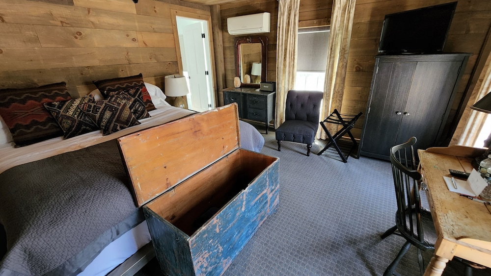 Shelter Harbor Inn 44/72