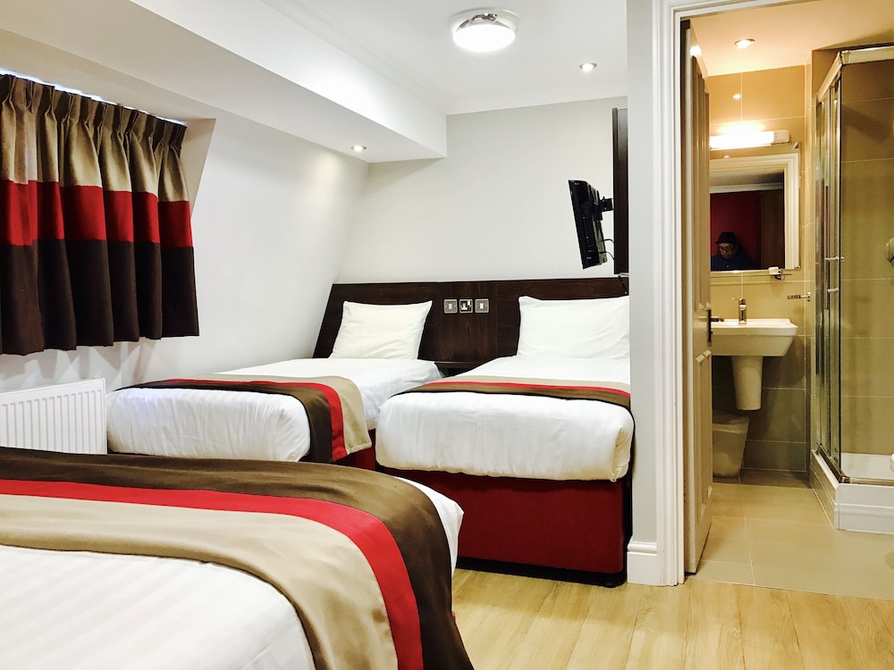 ROOM, QUADRUPLE