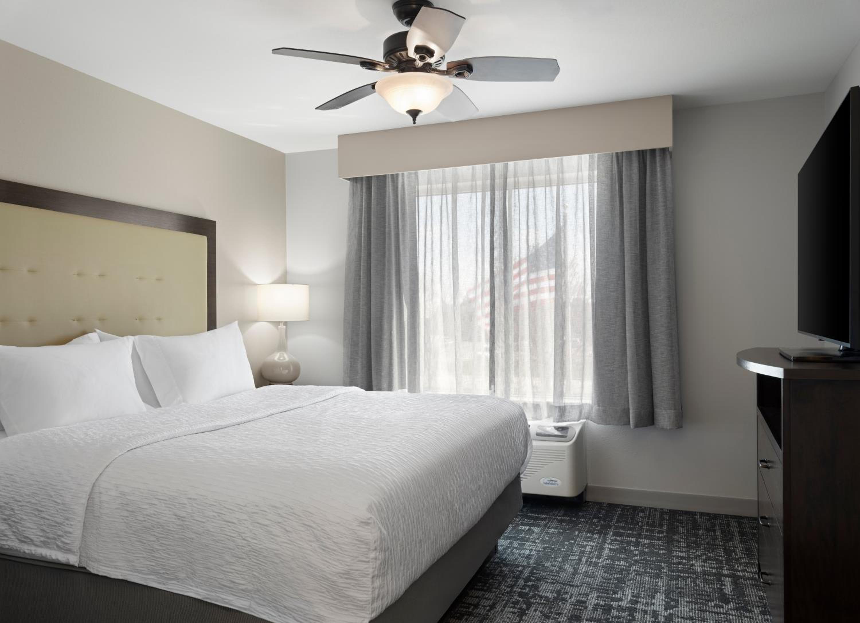 Suite, King Bed, Sofa, Accessible