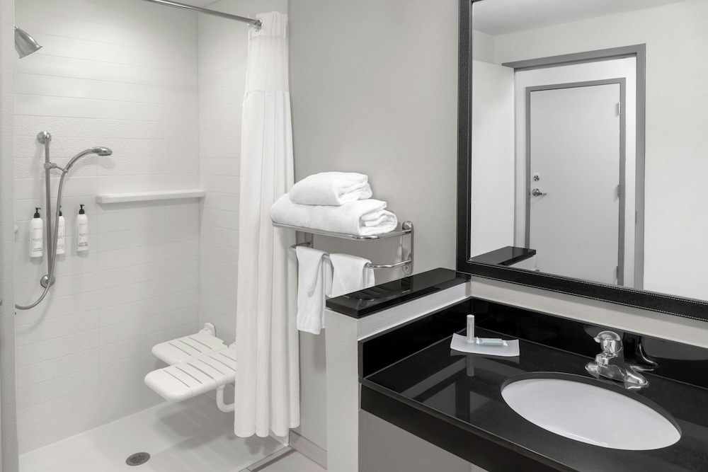 غرفة بسرير كينج لذوي الإعاقة، Fairfield Inn Suites Calhoun 6/6