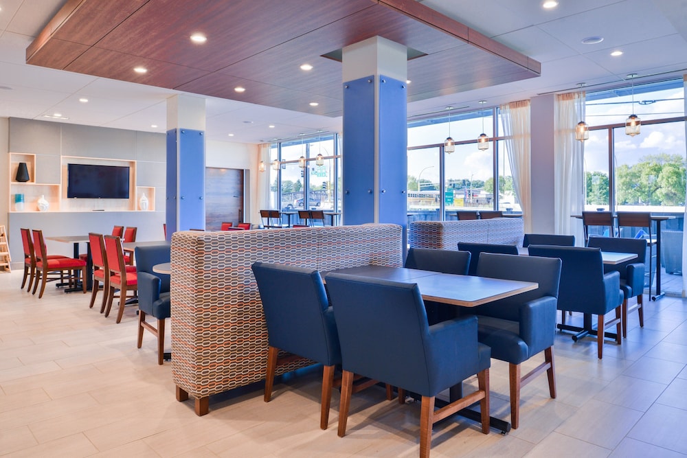 Holiday Inn Express and Suites - Mall of America - MSP Airport 45/68
