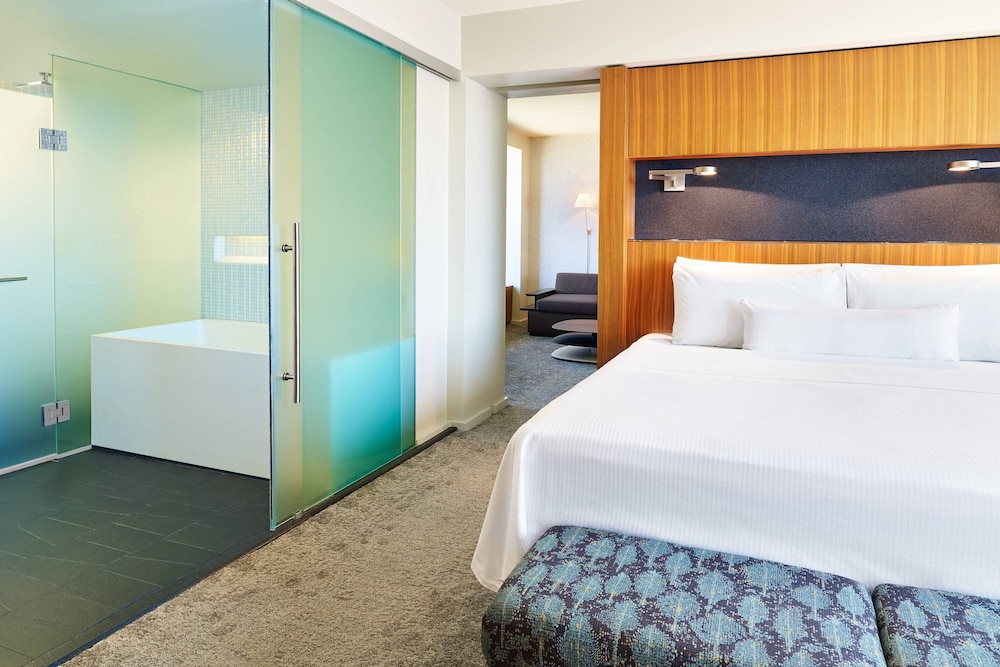 Club, Suite, Double Bed, Corner, Accessible