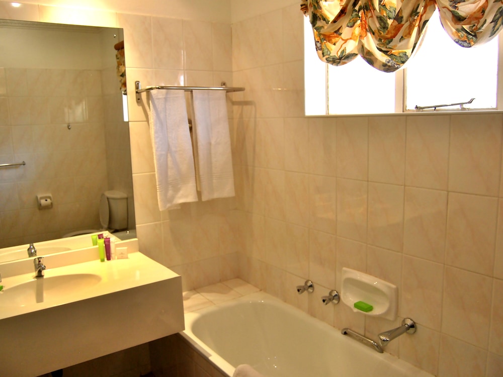 SAFARI LODGE HOTEL & CONVENTION CENTRE 50/50