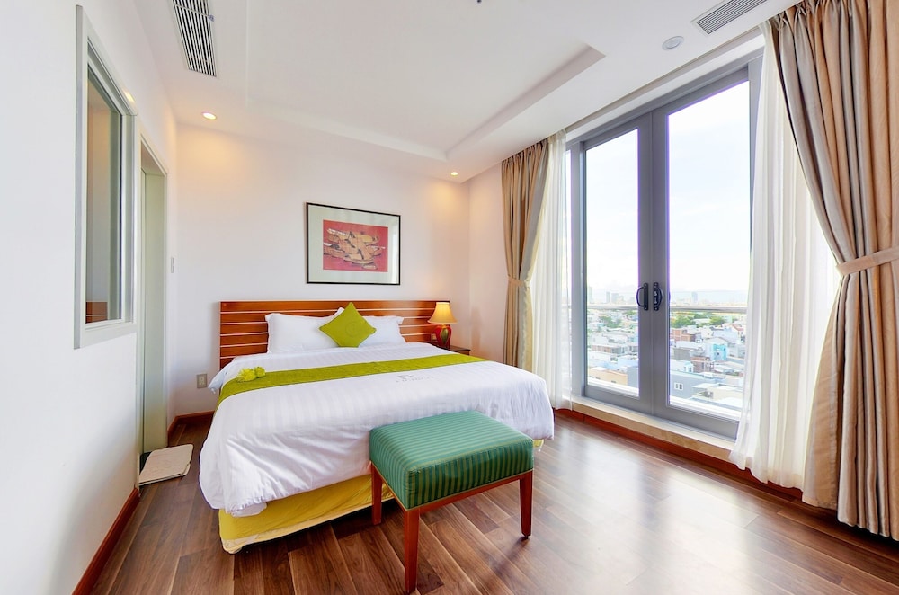 3 BEDROOMS, DELUXE, APARTMENT, PARTIAL SEA VIEW, BALCONY