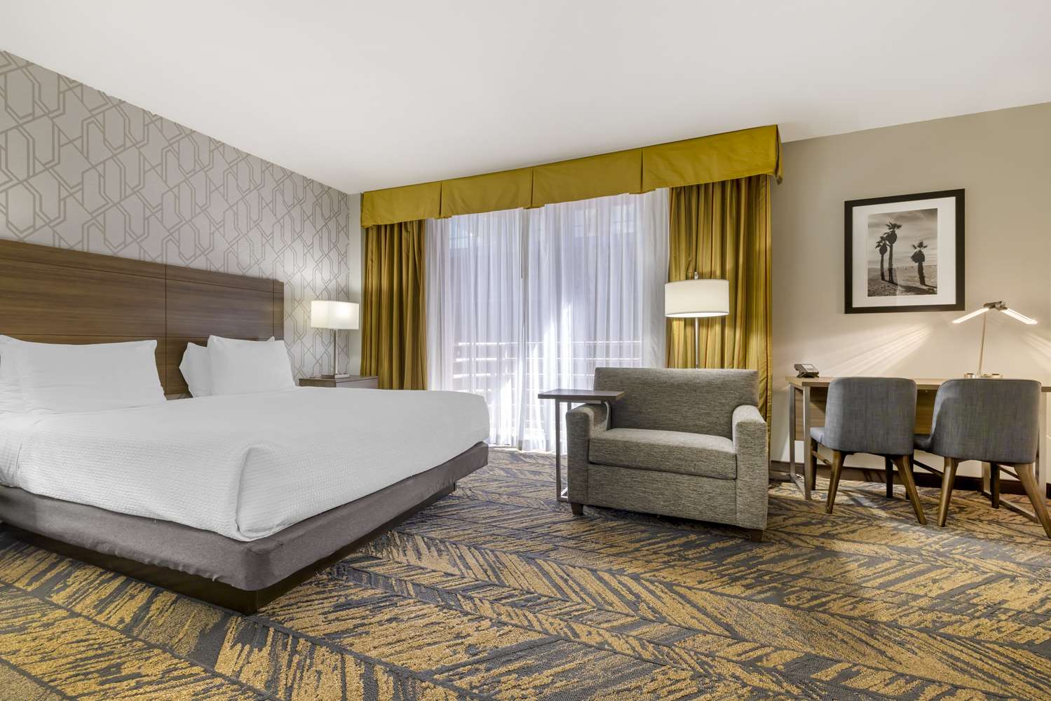 Room, King Bed, with View, Accessible