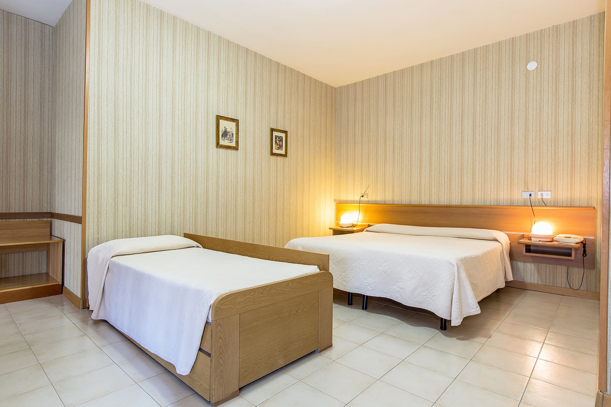 ROOM, QUADRUPLE