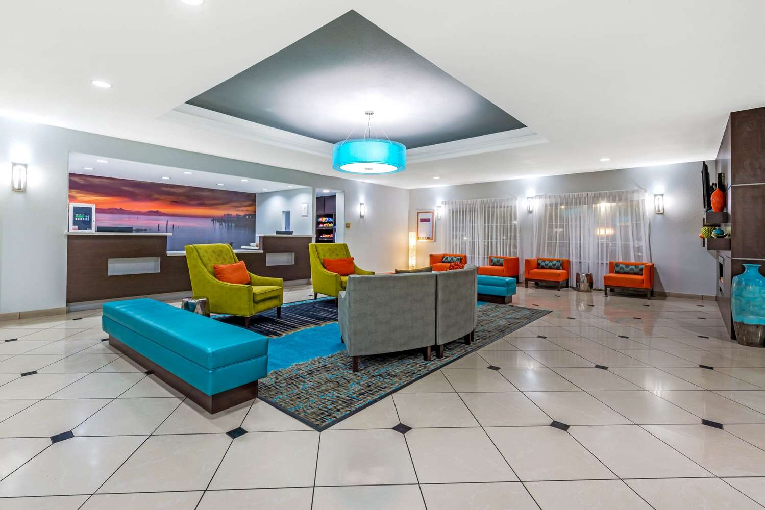 La Quinta Inn & Suites by Wyndham Orange 37/56