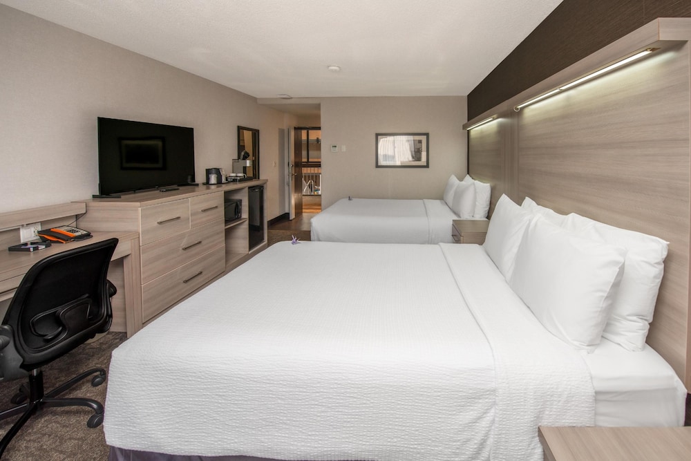 Coast, 2 Queen Beds، Village Park Inn Calgary 5/6