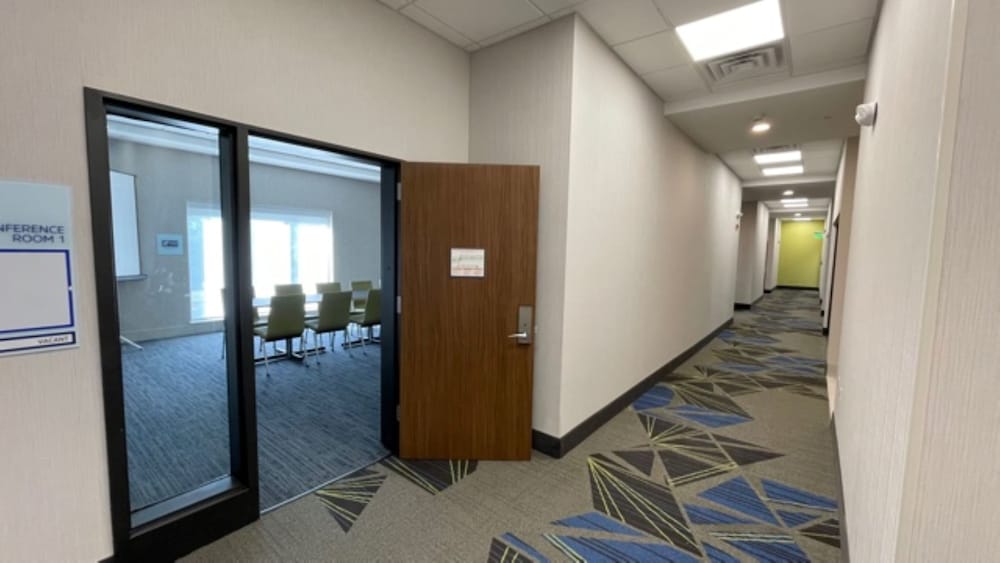 Holiday Inn Express Fall River North 18/44