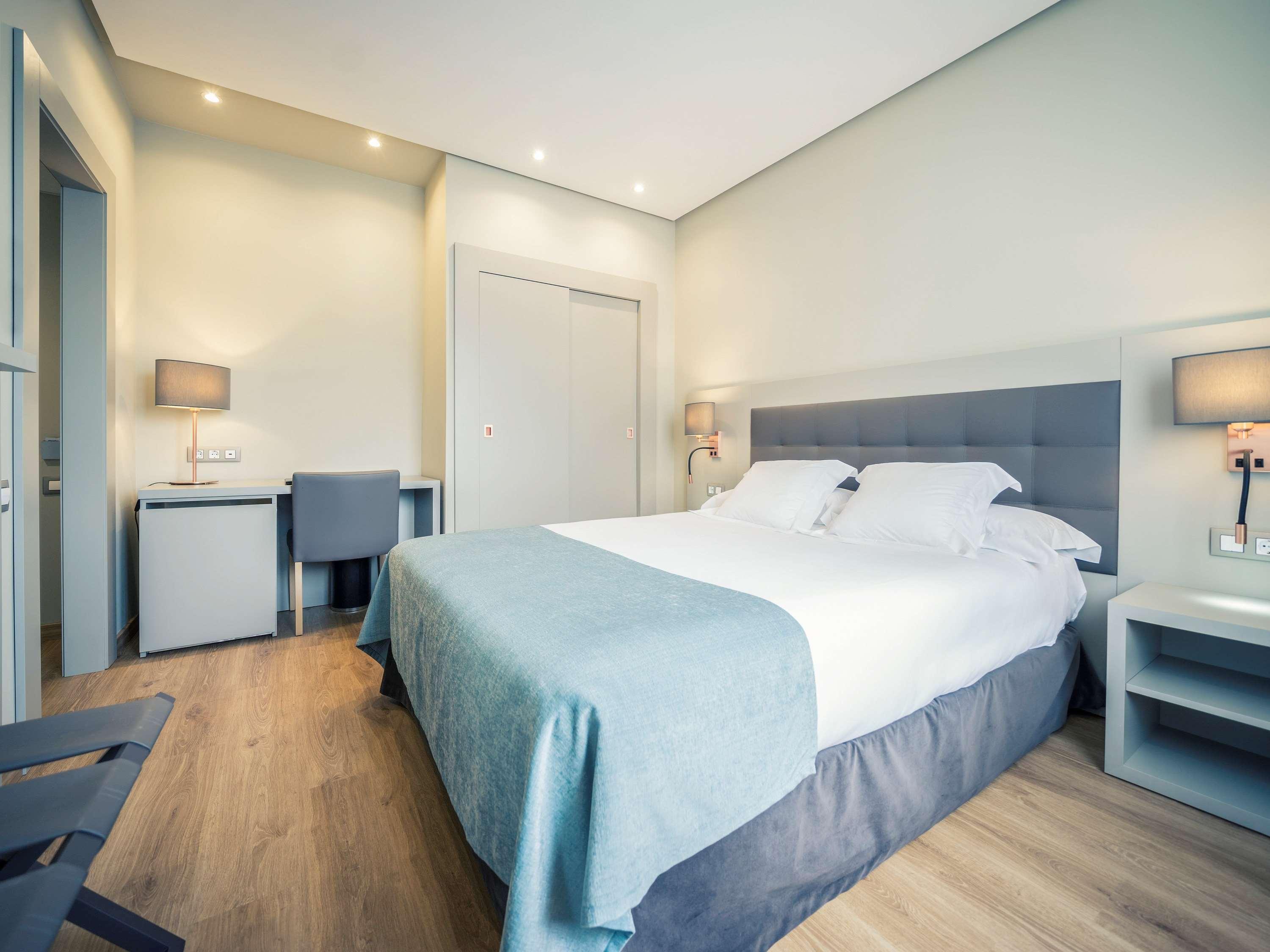 ROOM, SINGLE