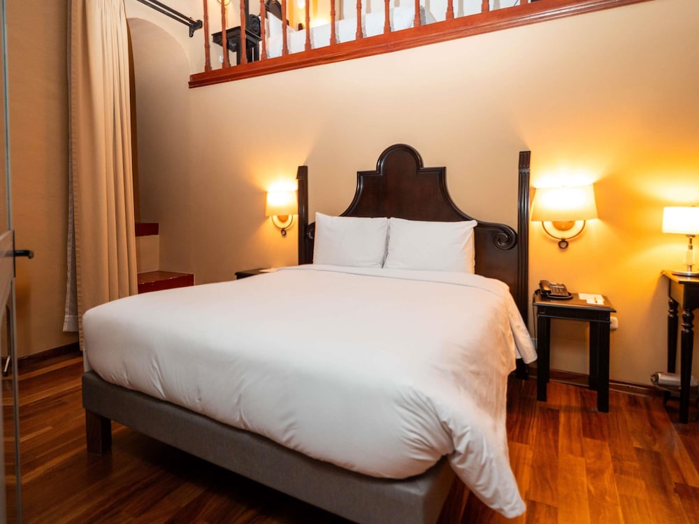 Duplex, Colonial, Family, Queen Bed
