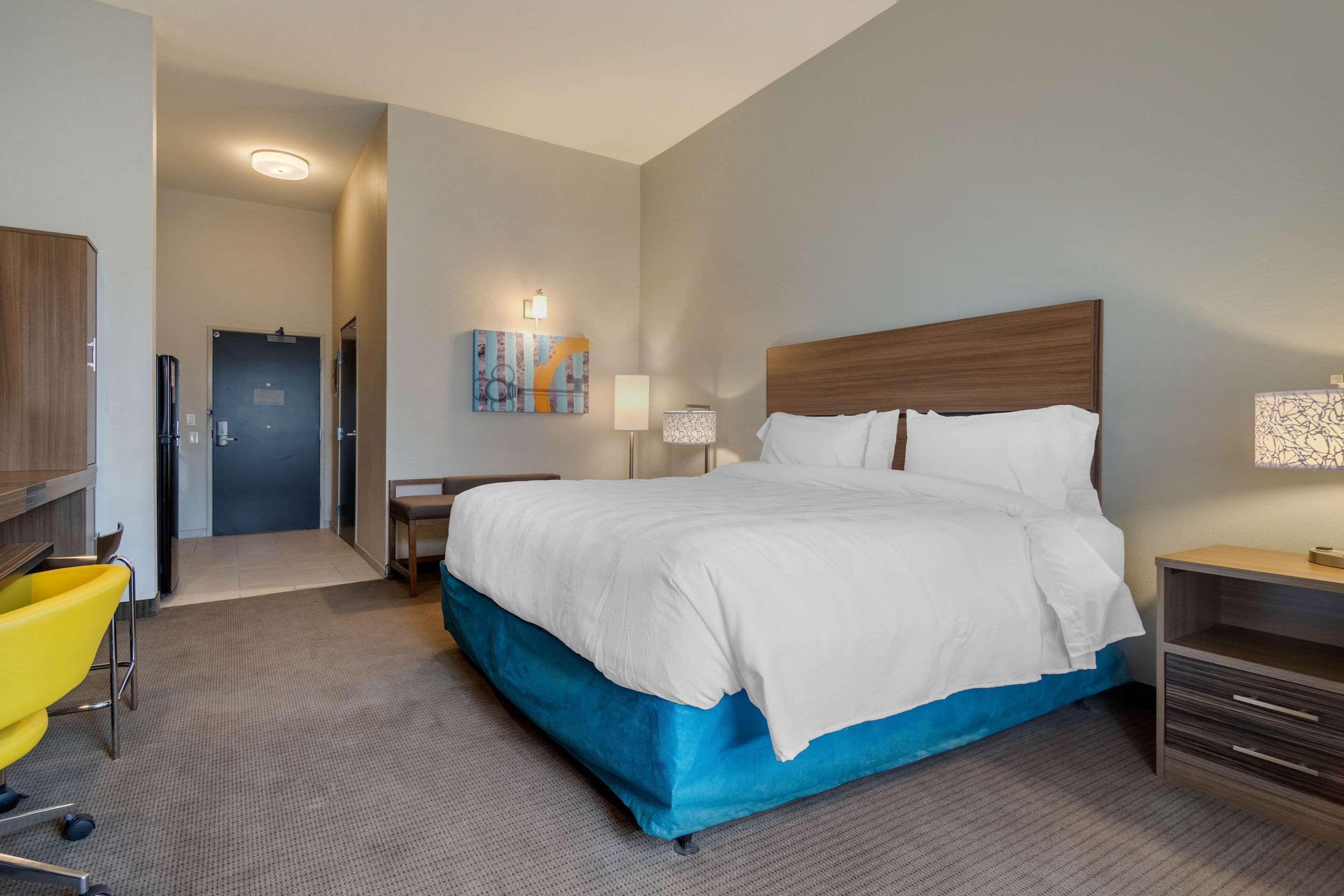 EFFICIENCY, SUITE, KING BED