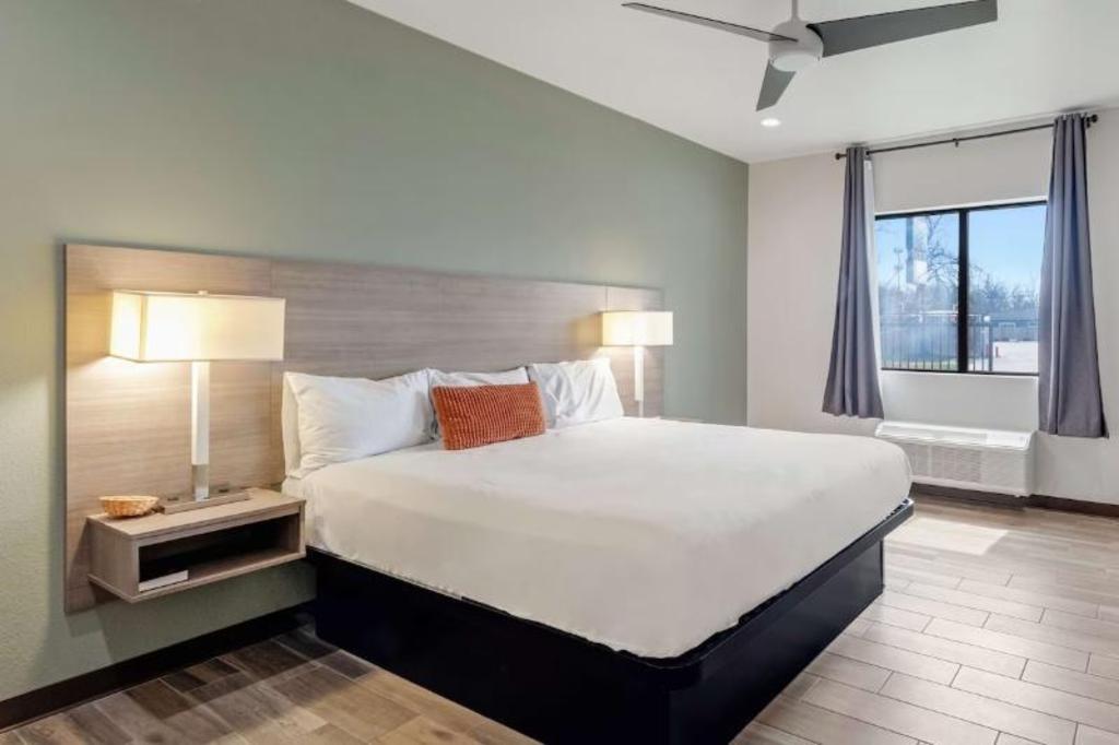 ROOM, KING BED