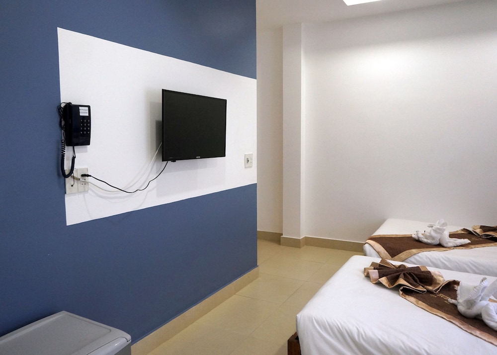 Poetic Hue Hotel 34/50