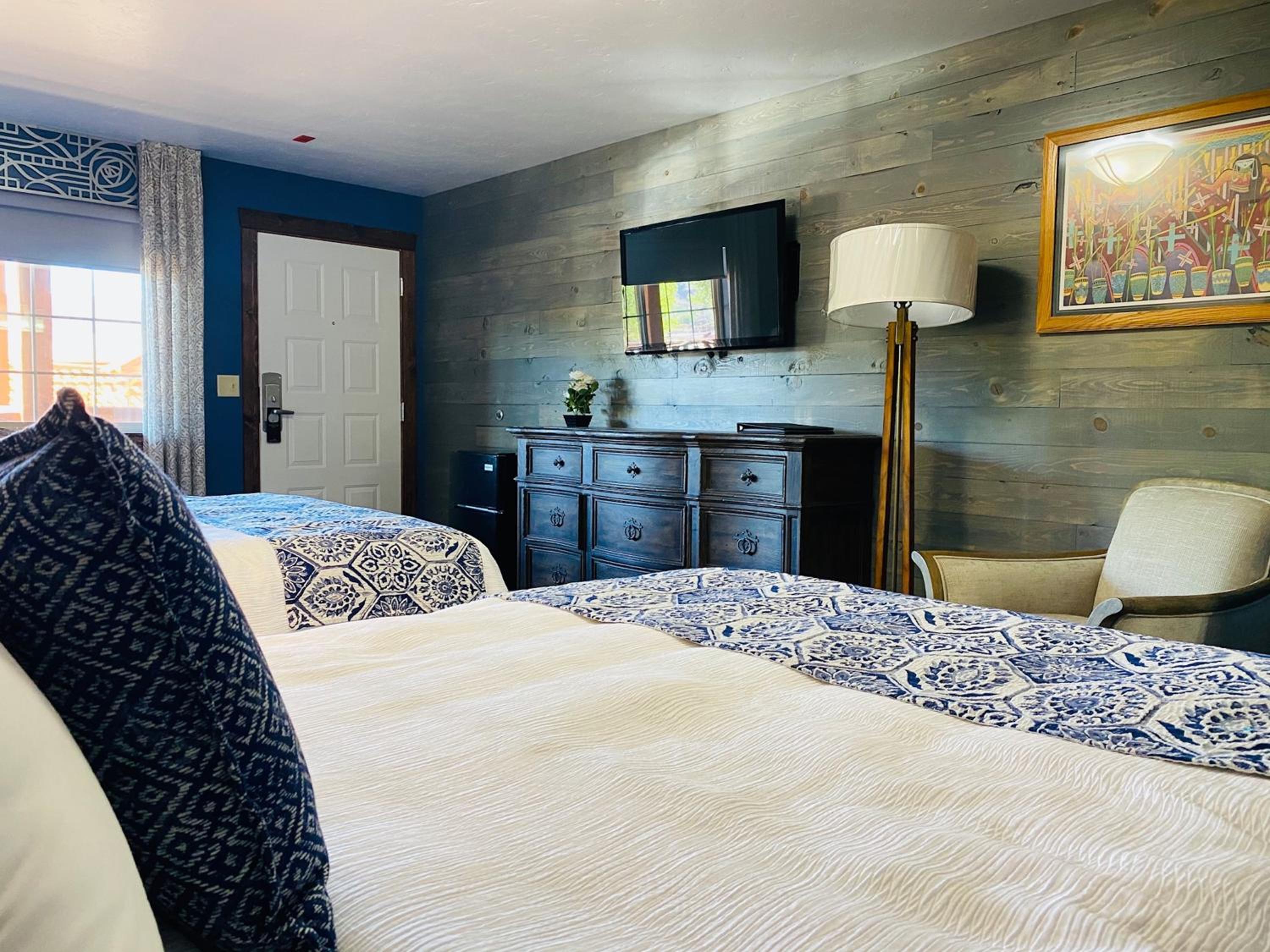 Room, 2 Queen Beds, Desert Rose Resort & Cabins 3/6