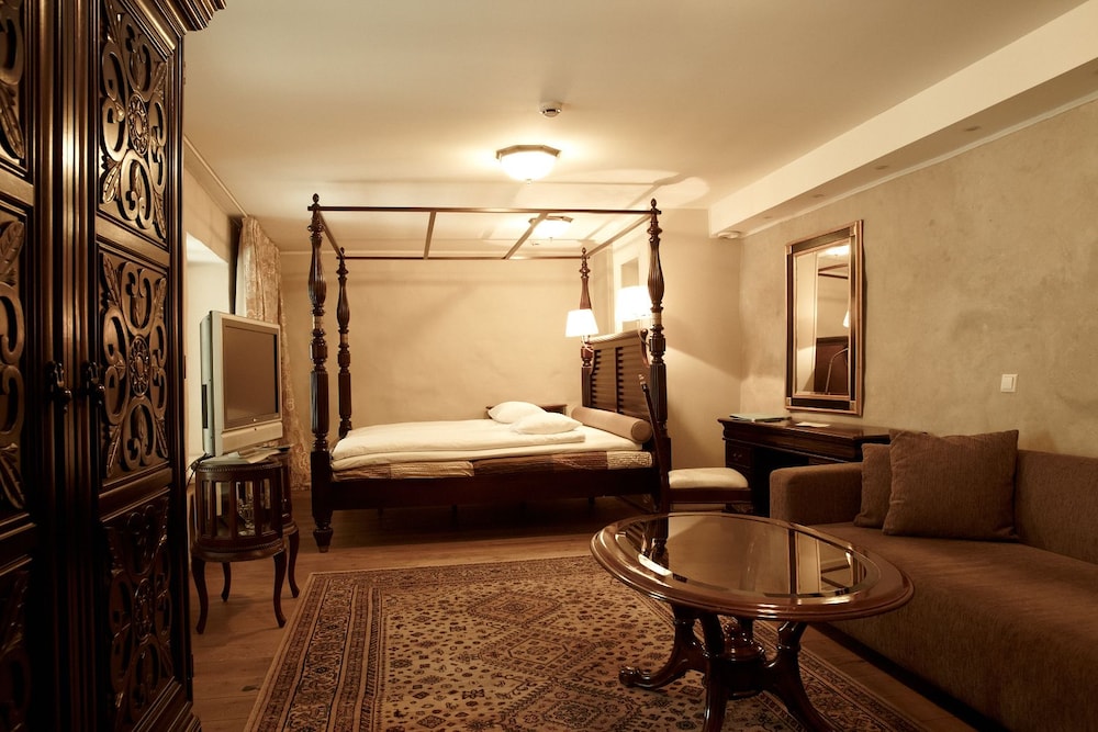 Cru Hotel 28/74
