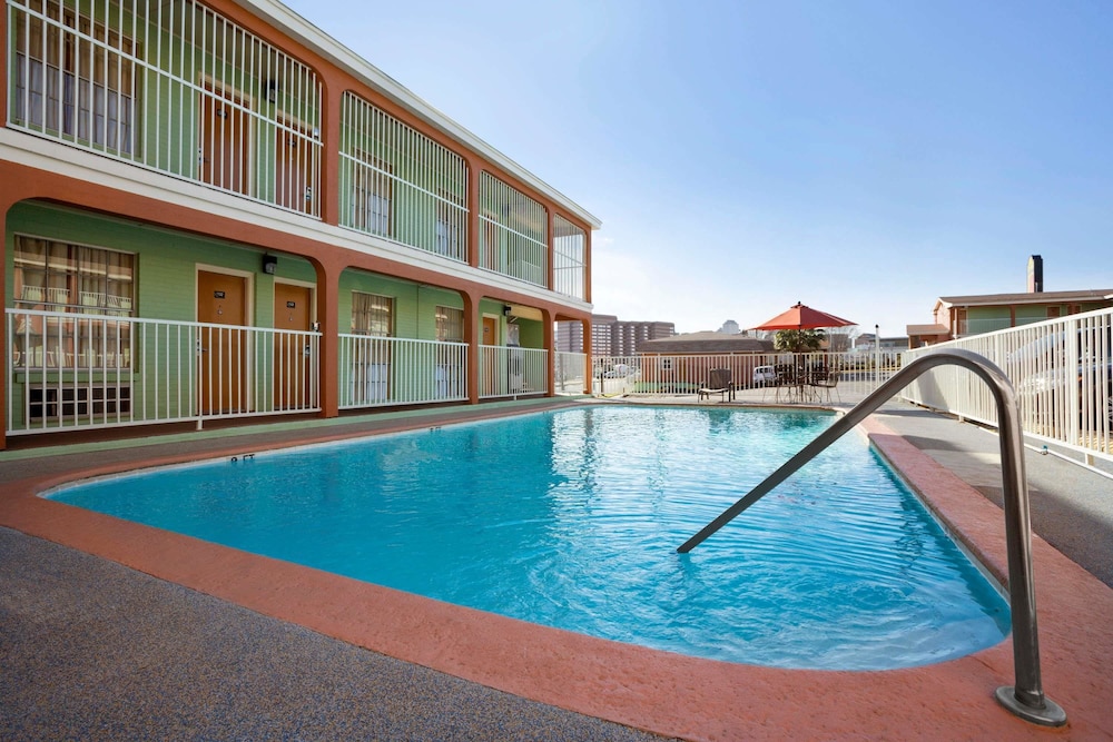 Super 8 By Wyndham Austin Downtown/Capitol Area 1/23