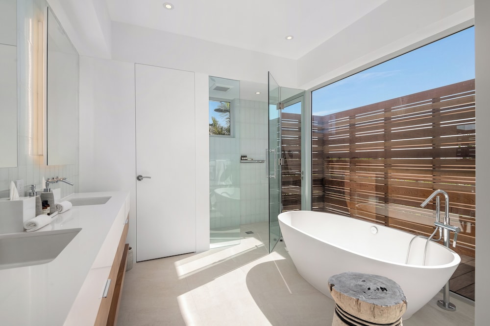 Grace Bay, 5 Bedrooms, Villa, 4 King Beds, Single Bed, Beach Front