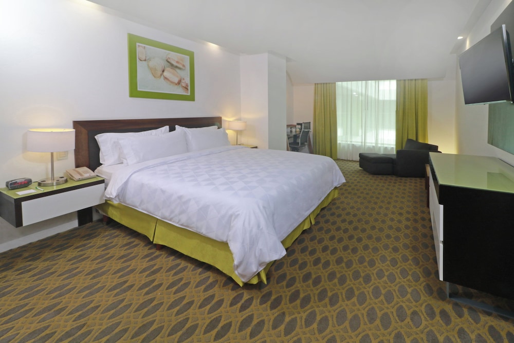 Standard, King Bed, Atrium View