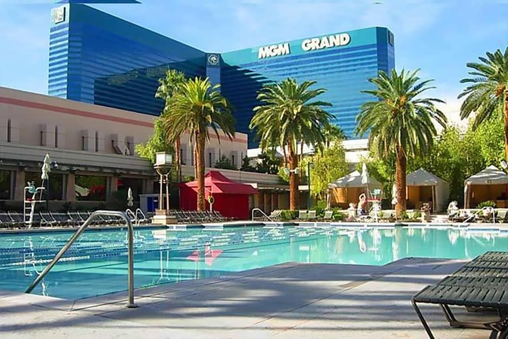 Signature Affordable Luxury Hotel 7/24
