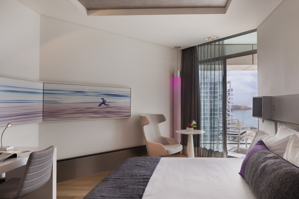 EXECUTIVE, LOUNGE ACCESS