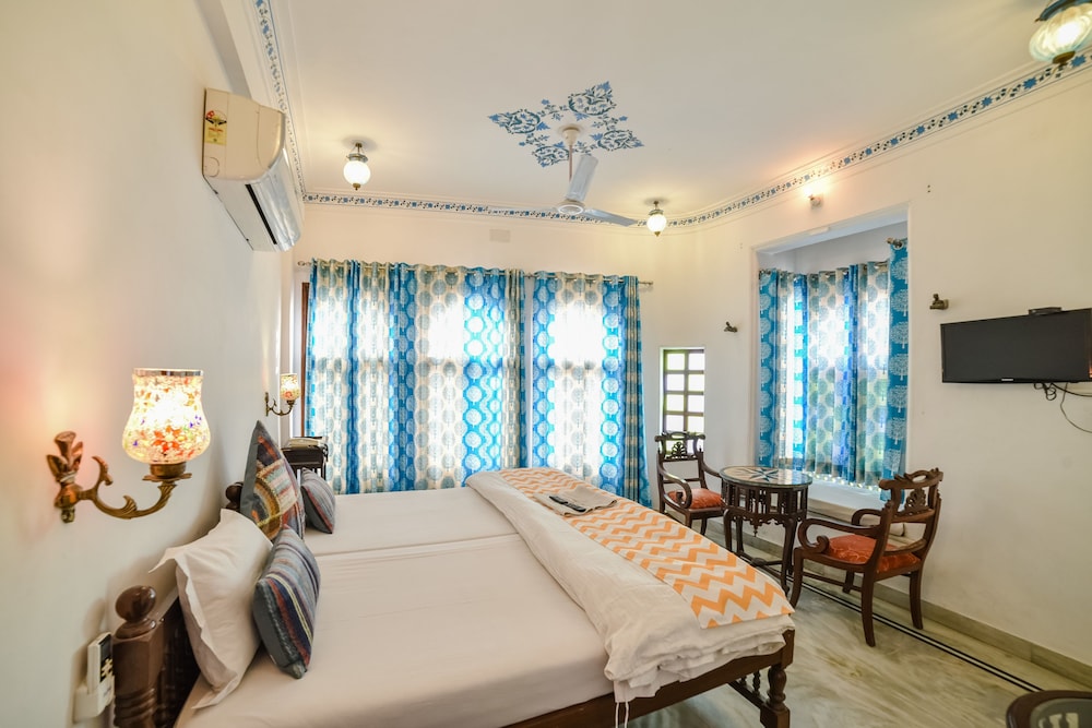 Hotal Devraj Niwas on Lake Pichola Udaipur 23/50