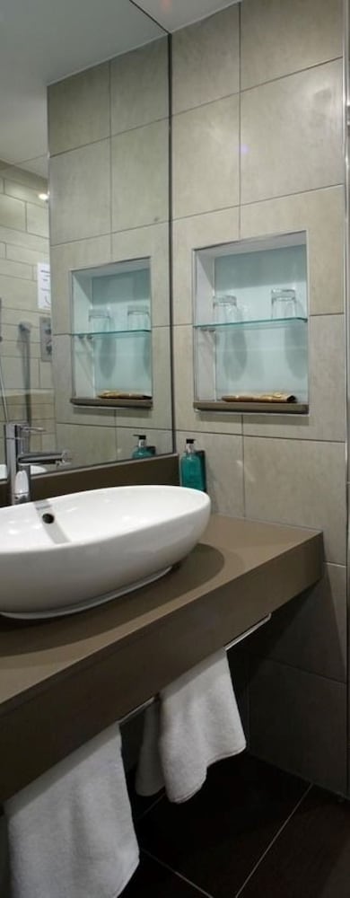 HOLIDAY INN BRISTOL CITY CENTRE 15/55