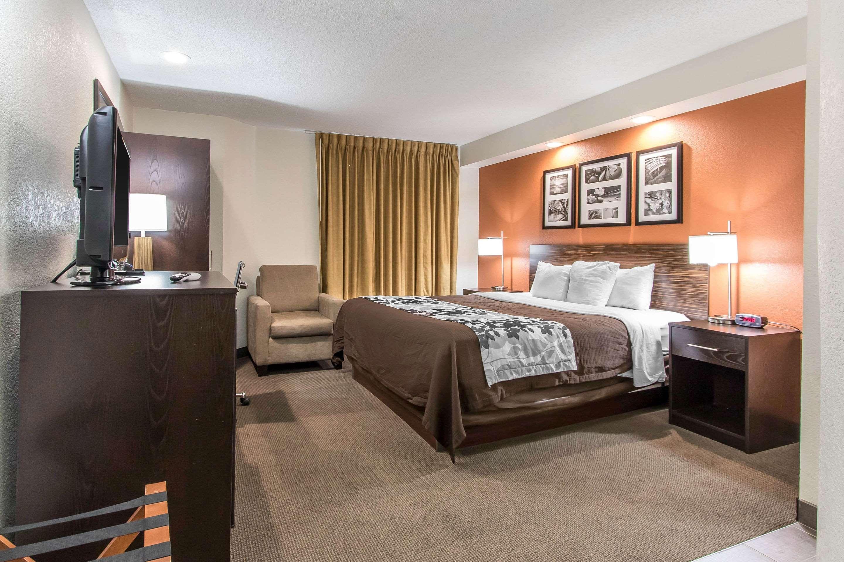 ROOM, KING BED
