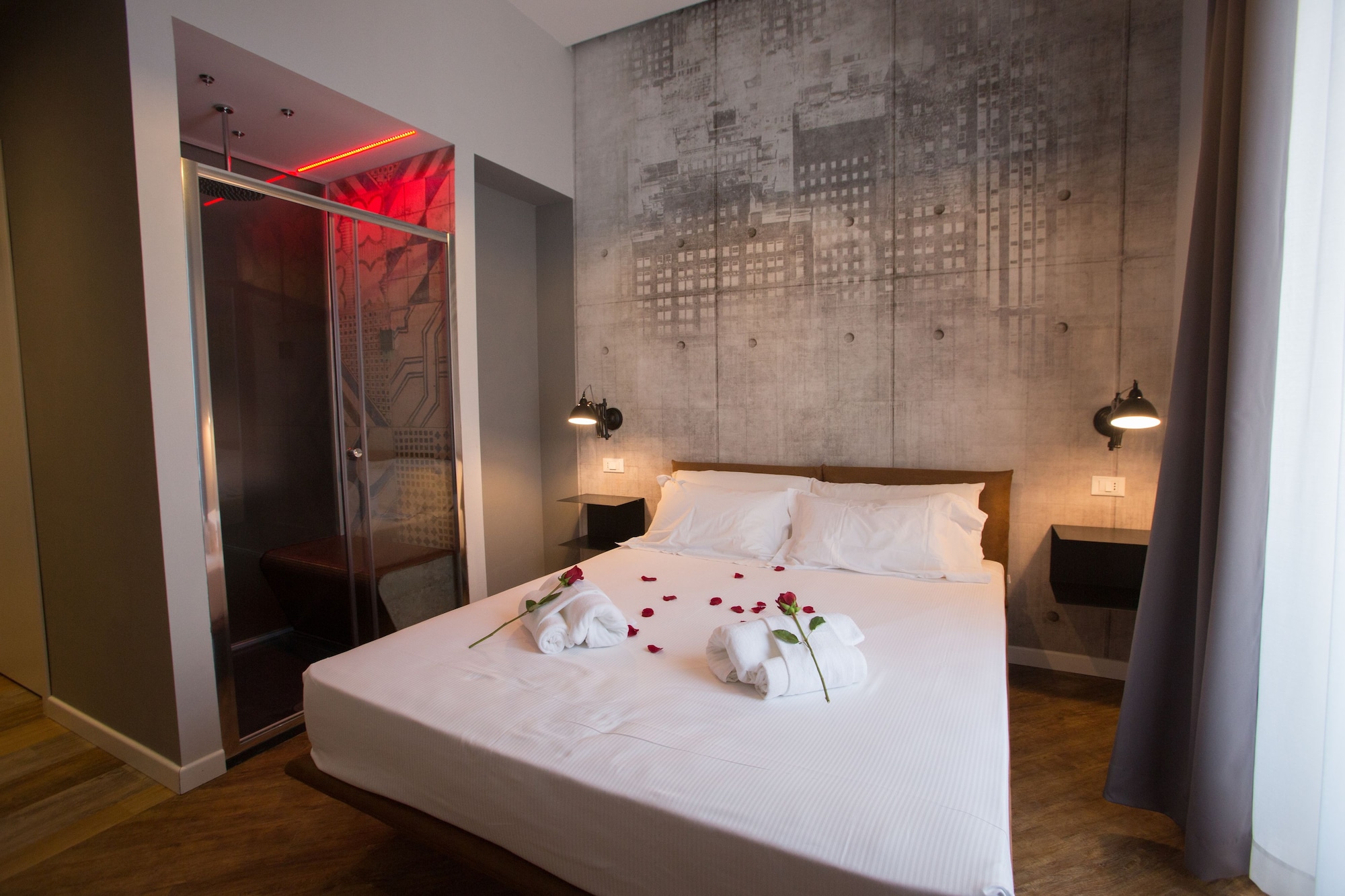 DELUXE, DOUBLE BED