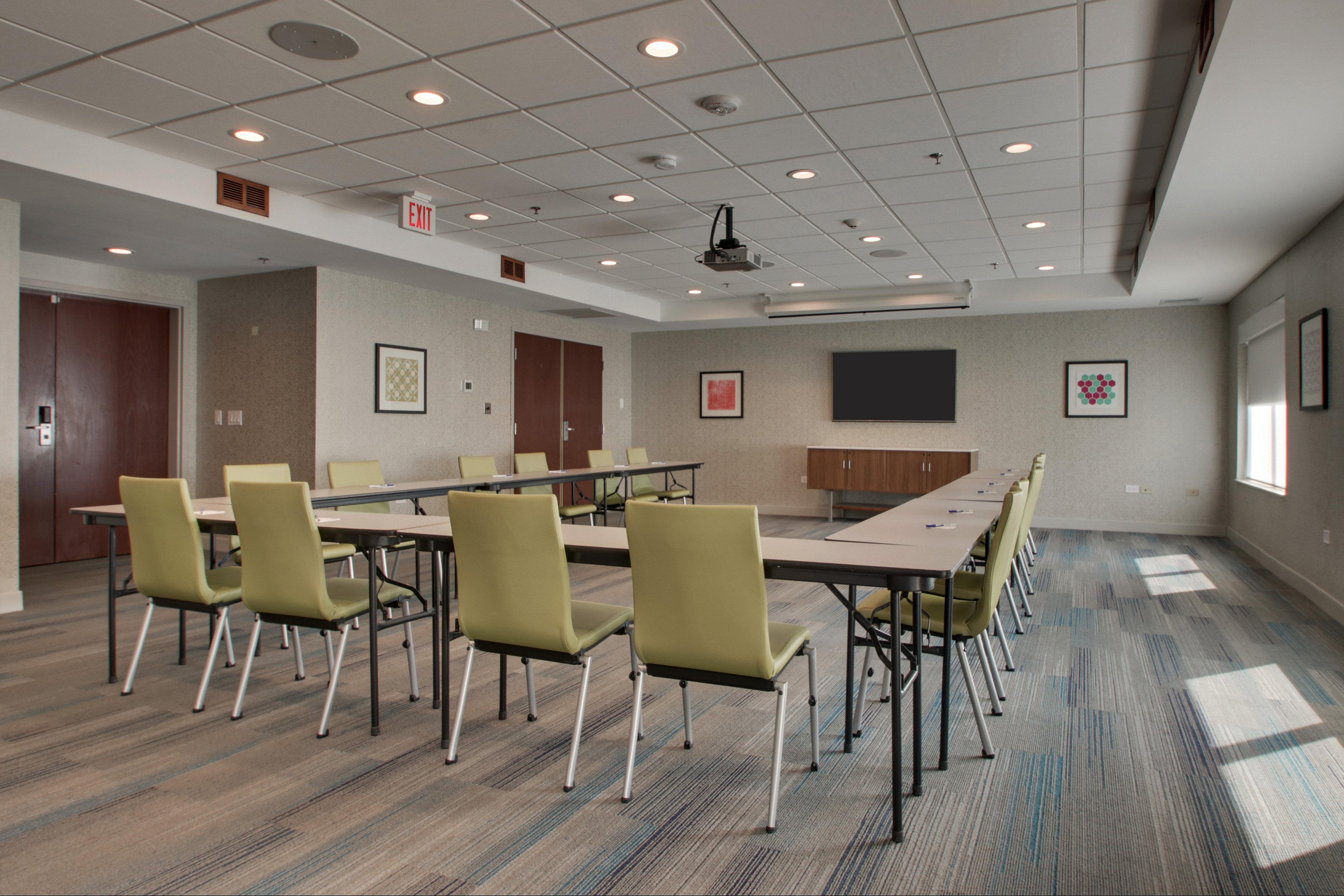 Holiday Inn Express & Suites AURORA NAPERVILLE 36/41