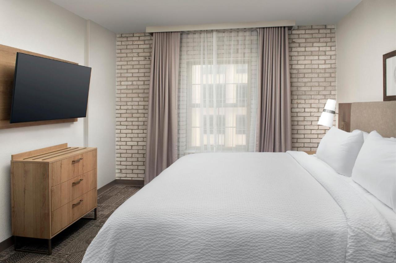 2 Bedrooms, Suite