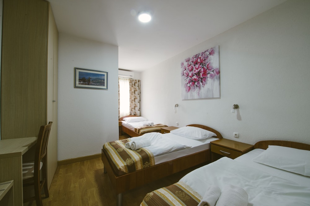 Hotel Flowers 46/71