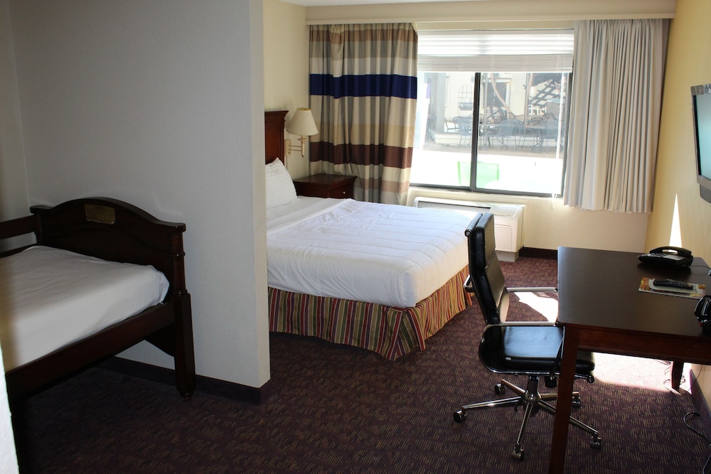 Lamplighter Inn Suites South 15/51