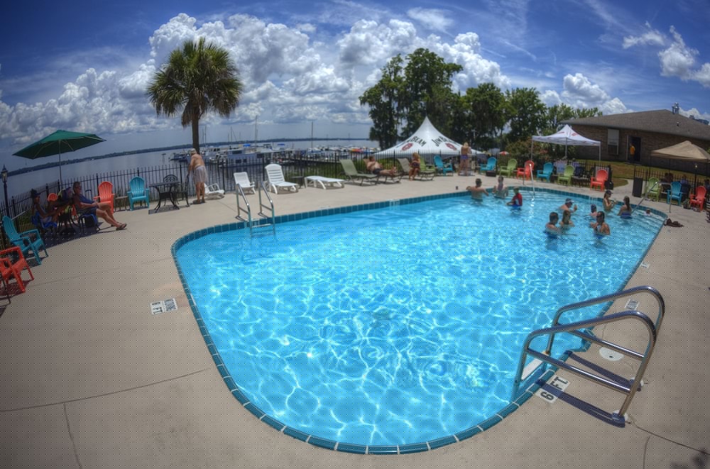 Crystal Cove Riverfront Resort 2/42
